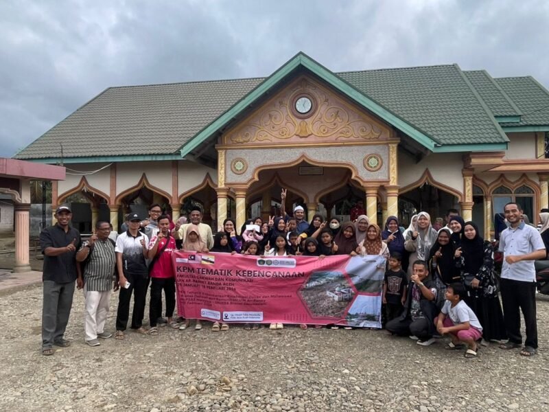 Perwakilan dari UIN Ar-Raniry (Indonesia), UnIPSAS (Malaysia), dan UNISSA (Brunei Darussalam) berfoto bersama dalam pembukaan kegiatan Pengabdian Kepada Masyarakat (PKM) Tematik Kebencanaan di Meureudu, Pidie Jaya. Kolaborasi ini bertujuan memperkuat solidaritas kemanusiaan pasca-bencana hidrometeorologi di Aceh.