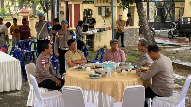Kapolda Aceh, Irjen Pol. Drs. Marzuki Ali Basyah, M.M., menyerahkan paket daging meugang secara simbolis kepada perwakilan masyarakat di Hanggar Helikopter Mapolda Aceh, Senin (16/2/2026).