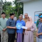 Wakil Bupati Aceh Besar Drs Syukri menyerahkan kunci rumah dhuafa berstruktur tahan gempa tipe 36 bantuan Islamic Relief Indonesia kepada penerima manfaat di Gampong Data Makmur Kecamatan Blang Bintang, Senin (16/02/2026).FOTO/MC ACEH BESAR