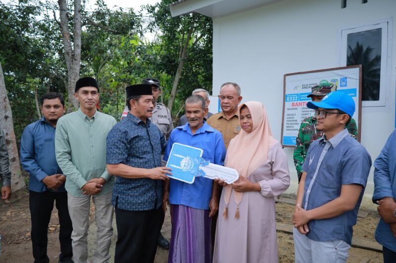 Wakil Bupati Aceh Besar Drs Syukri menyerahkan kunci rumah dhuafa berstruktur tahan gempa tipe 36 bantuan Islamic Relief Indonesia kepada penerima manfaat di Gampong Data Makmur Kecamatan Blang Bintang, Senin (16/02/2026).FOTO/MC ACEH BESAR