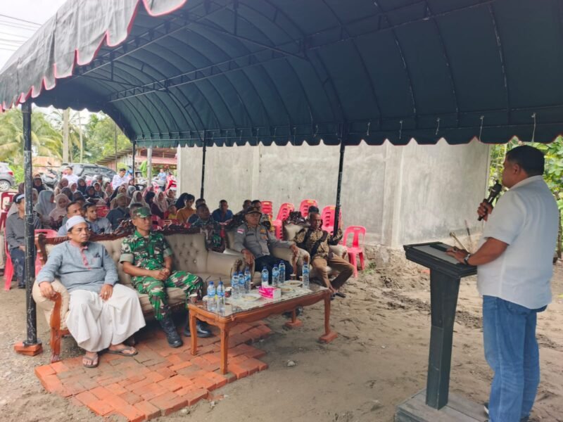 Serka Sumardi mewakili Danramil 05/Mesjid Raya menghadiri peusijuk dan launching SPPG Yayasan Dayah Mulia di Desa Paya Kameng, Kecamatan Mesjid Raya, Aceh Besar, Senin (16/2/2026).