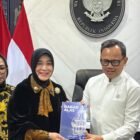 Wali Kota Banda Aceh Illiza Sa’aduddin Djamal (kiri) saat menghadiri audiensi Pengurus Jaringan Kota Pusaka Indonesia (JKPI) dengan Wakil Menteri Dalam Negeri Bima Arya di Jakarta, Rabu (18/2/2026).