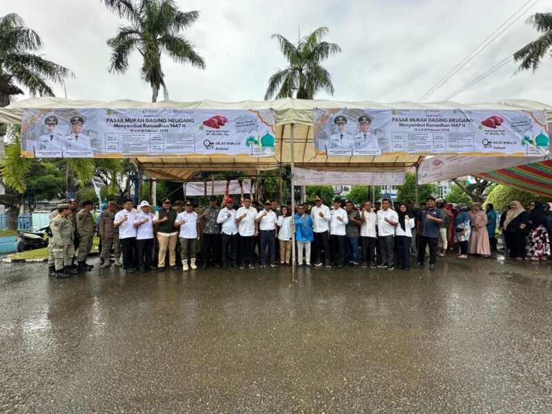 Sekretaris Daerah (Sekda) Kota Banda Aceh, Jalaluddin, meninjau langsung pelaksanaan Pasar Murah Daging Meugang di halaman Kantor PDAM Tirta Daroy, Rabu (18/2/2026).