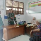 Babinsa Koramil 11/Darul Imarah, Sertu Indra PK, berdiskusi bersama perangkat desa dan warga terkait persiapan shalat tarawih dan tadarus Al-Qur’an menjelang Ramadhan 1447 H di Kecamatan Darul Imarah, Aceh Besar, Rabu (18/2/2026).