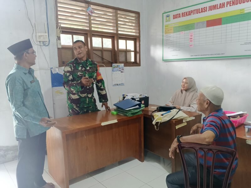 Babinsa Koramil 11/Darul Imarah, Sertu Indra PK, berdiskusi bersama perangkat desa dan warga terkait persiapan shalat tarawih dan tadarus Al-Qur’an menjelang Ramadhan 1447 H di Kecamatan Darul Imarah, Aceh Besar, Rabu (18/2/2026).