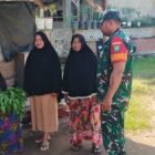 Babinsa Koramil 20/Darul Kamal, Sertu Saifudin, saat melaksanakan komsos bersama warga Gampong Lambaro Biluy, Kecamatan Darul Kamal, Aceh Besar, membahas stabilitas harga dan keselamatan menjelang Meugang dan Ramadan.(18/2/2026)