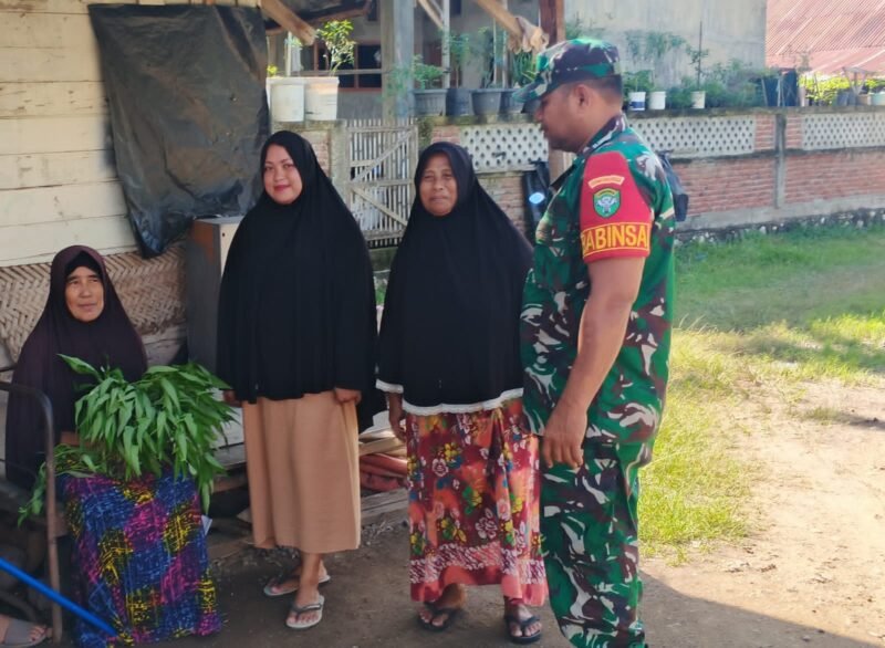 Babinsa Koramil 20/Darul Kamal, Sertu Saifudin, saat melaksanakan komsos bersama warga Gampong Lambaro Biluy, Kecamatan Darul Kamal, Aceh Besar, membahas stabilitas harga dan keselamatan menjelang Meugang dan Ramadan.(18/2/2026)