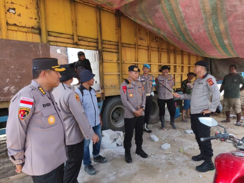 Kapolda Aceh, Irjen Pol Drs. Marzuki Ali Basyah, M.M., didampingi jajaran Pejabat Utama Polda Aceh dan Kapolres Aceh Tamiang, saat meninjau langsung lokasi pembangunan 150 unit Hunian Tetap (Huntap) di Desa Simpang Kanan, Kejuruan Muda, Aceh Tamiang, Jumat (20/02/2026).