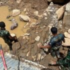 Personel Satgas Gulbencal Yonzipur 5/ABW melaksanakan pembangunan Jembatan Aramco di Desa Jamur Atu, Kecamatan Mesidah, Kabupaten Bener Meriah, dengan progres pekerjaan telah mencapai 35 persen guna mempercepat pemulihan akses transportasi masyarakat pascabencana.(19/2/2026)