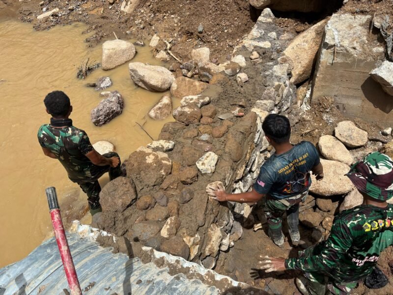 Personel Satgas Gulbencal Yonzipur 5/ABW melaksanakan pembangunan Jembatan Aramco di Desa Jamur Atu, Kecamatan Mesidah, Kabupaten Bener Meriah, dengan progres pekerjaan telah mencapai 35 persen guna mempercepat pemulihan akses transportasi masyarakat pascabencana.(19/2/2026)