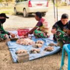 Personel TNI dari Kodim 0117/Aceh Tamiang memasak 2.500 porsi kuah beulangong untuk kegiatan buka puasa bersama warga huntara di Masjid Darussalam, Karang Baru, Aceh Tamiang, dalam rangka menyambut kunjungan Mendagri.(20/2/2026)