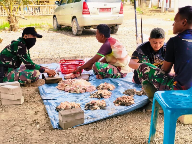 Personel TNI dari Kodim 0117/Aceh Tamiang memasak 2.500 porsi kuah beulangong untuk kegiatan buka puasa bersama warga huntara di Masjid Darussalam, Karang Baru, Aceh Tamiang, dalam rangka menyambut kunjungan Mendagri.(20/2/2026)