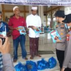 Personel Polres Pidie Jaya bersama Mahasiswa STIK Lemdiklat Polri Angkatan 83/WPS menyalurkan bantuan sosial Kapolri kepada masyarakat terdampak banjir di delapan titik pengungsian Kabupaten Pidie Jaya, Sabtu (21/2/2026).