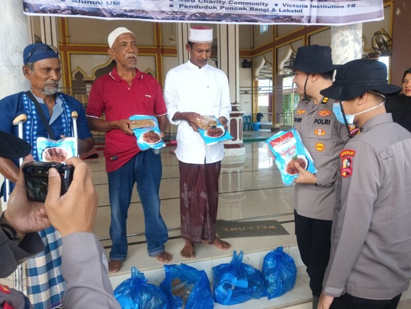 Personel Polres Pidie Jaya bersama Mahasiswa STIK Lemdiklat Polri Angkatan 83/WPS menyalurkan bantuan sosial Kapolri kepada masyarakat terdampak banjir di delapan titik pengungsian Kabupaten Pidie Jaya, Sabtu (21/2/2026).