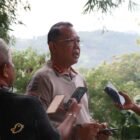 Personel Satgas Operasi Damai Cartenz 2026 bersama aparat gabungan melakukan pengamanan ketat terhadap puluhan terduga pelaku jaringan KKB hasil operasi penegakan hukum di Kabupaten Yahukimo, Papua.(21/2/2026)