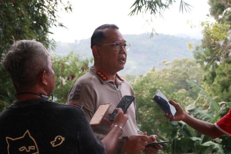 Personel Satgas Operasi Damai Cartenz 2026 bersama aparat gabungan melakukan pengamanan ketat terhadap puluhan terduga pelaku jaringan KKB hasil operasi penegakan hukum di Kabupaten Yahukimo, Papua.(21/2/2026)