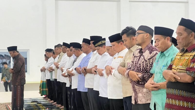 Kapolres Pidie Jaya AKBP Ahmad Faisal Pasaribu mendampingi Dir Intelkam Polda Aceh dalam pengamanan kunjungan Mendagri RI Tito Karnavian pada kegiatan Safari Ramadhan dan buka puasa bersama masyarakat di Aula MTQ Gampong Mayang Cut, Kecamatan Meureudu, Kabupaten Pidie Jaya.(21/2/2026)