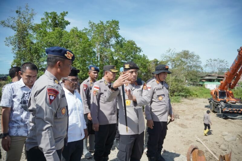 Kapolda Aceh Marzuki Ali Basyah meninjau progres pembangunan jembatan Bailey bantuan Kapolri di Desa Lhok Cut, Aceh Utara, yang ditargetkan segera rampung untuk mendukung mobilitas sekitar 7.000 warga pascabencana banjir.