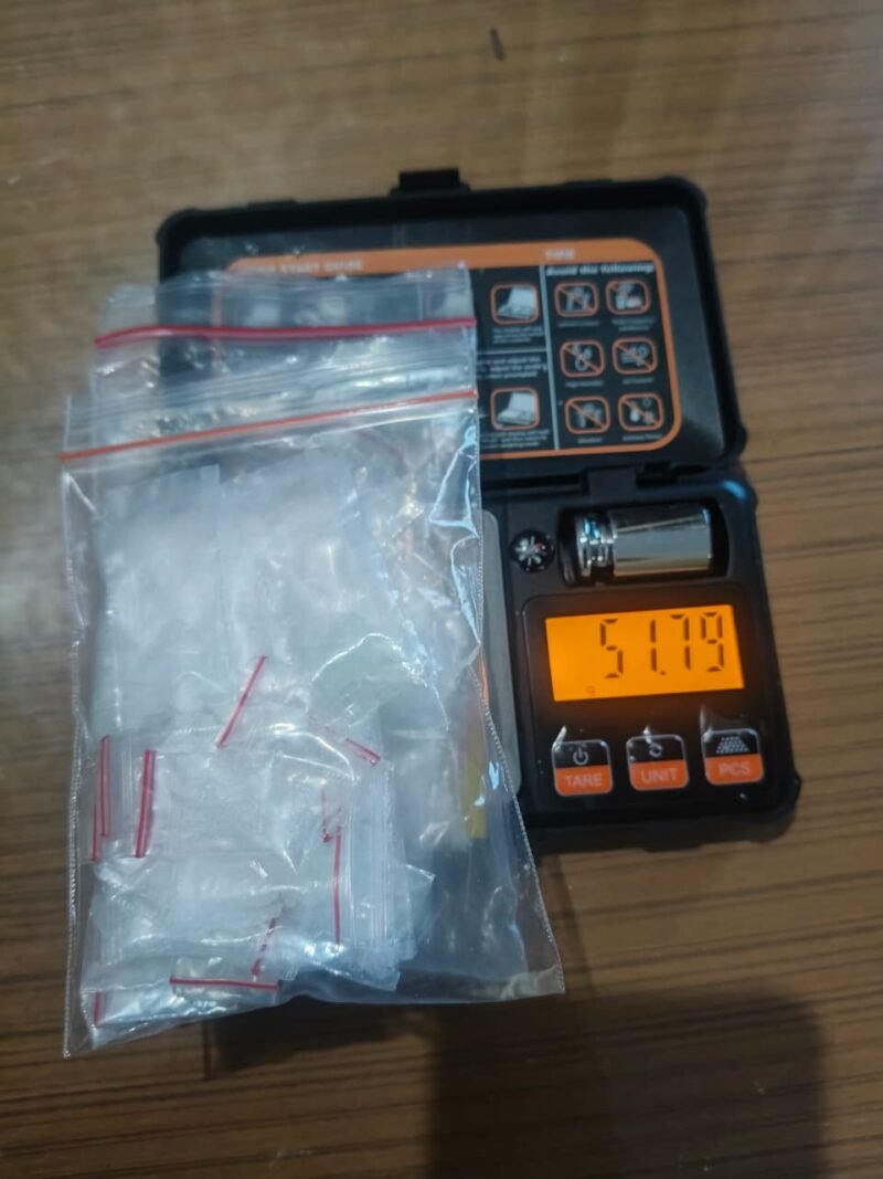 Petugas Direktorat Reserse Narkoba Polda Aceh menunjukkan barang bukti sabu seberat 51,79 gram beserta sejumlah barang bukti lain hasil pengungkapan kasus peredaran narkotika di Kecamatan Peusangan, Kabupaten Bireuen.(22/2/2026)