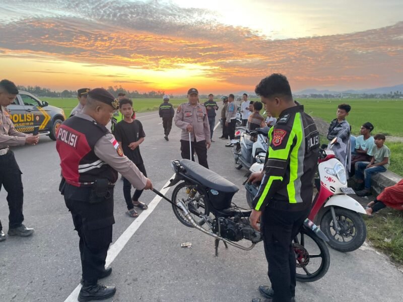 Aparat gabungan dari Polsek Jangka Buya, Polsek Samalanga, dan Polres Pidie Jaya mengamankan sepeda motor berknalpot tidak standar saat penertiban balap liar di perbatasan Jangka Buya–Samalanga menjelang waktu sahur, Minggu (22/2/2026).