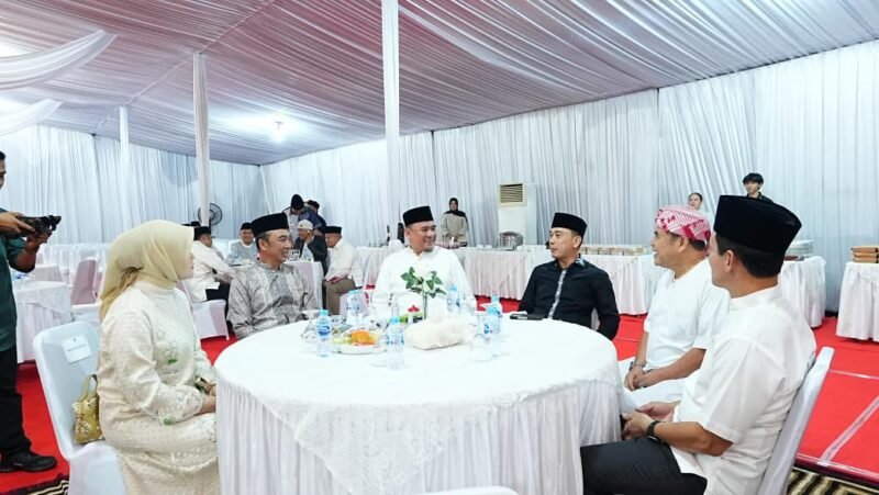 Kapolda Sumsel Irjen Pol Sandi Nugroho bersama Forkopimda menghadiri pengajian dan Safari Ramadhan 1447 H di Masjid Ar-Ra’iya, Kompleks DPRD Provinsi Sumatera Selatan, sebagai upaya memperkuat sinergi dan menjaga kondusivitas kamtibmas.(21/2/2026).