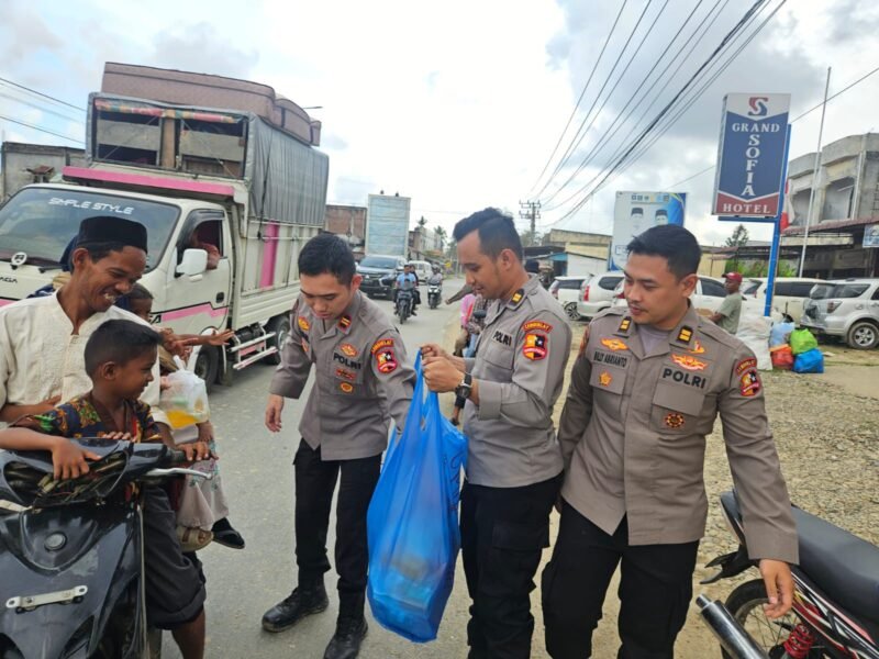 Mahasiswa STIK Lemdiklat Polri Angkatan 83/WPS bersama personel Polres Pidie Jaya melaksanakan kegiatan sosial berupa trauma healing, penyaluran bantuan beras, dan pembagian takjil bagi masyarakat terdampak banjir di Pidie Jaya.(22/2/2026)