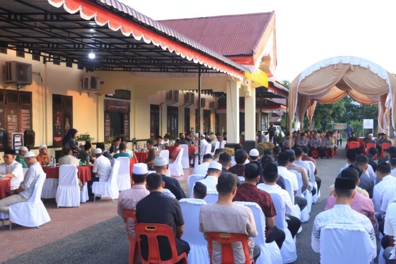 Kapolres Aceh Utara bersama insan pers dan personel menggelar buka puasa bersama di halaman Mapolres sebagai upaya mempererat silaturahmi dan sinergi selama bulan suci Ramadan.(22/2/2026).