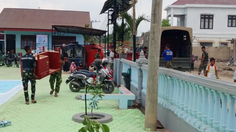 Personel TNI Satgas Gulbencal bersama masyarakat melakukan rehabilitasi fasilitas SD Negeri Sungai Liput/Impres di Kecamatan Kejuruan Muda, Aceh Tamiang, guna mempercepat pemulihan sarana pendidikan pascabencana.(21/2/2026)