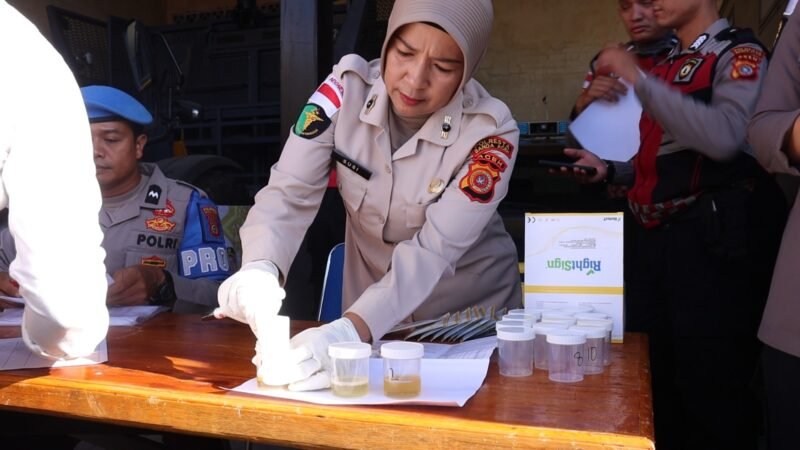 Personel Polresta Banda Aceh menjalani tes urine mendadak yang dilaksanakan Sipropam bersama Sidokkes sebagai langkah pencegahan penyalahgunaan narkoba di lingkungan internal kepolisian.(23/2/2026)