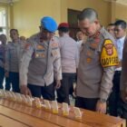 Personel Polres Pidie Jaya menjalani pemeriksaan urine secara acak dalam kegiatan Gaktibplin sebagai langkah deteksi dini penyalahgunaan narkoba dan penguatan disiplin internal, Senin (23/2/2026).