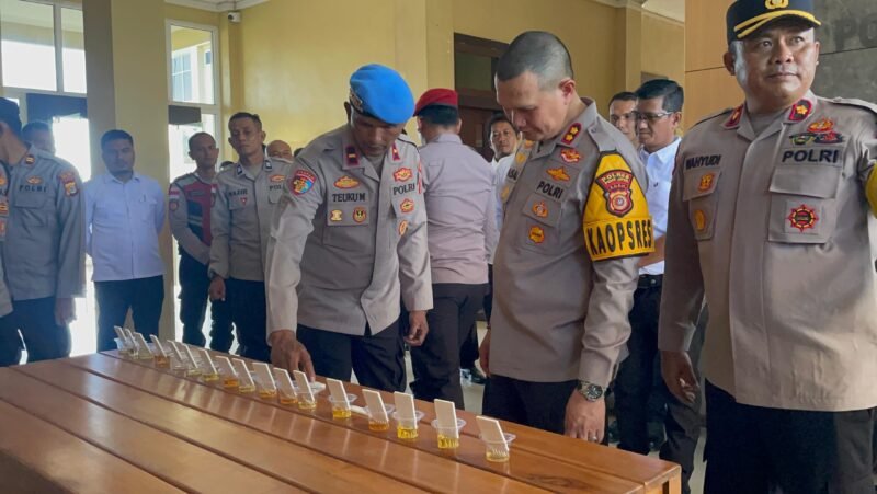 Personel Polres Pidie Jaya menjalani pemeriksaan urine secara acak dalam kegiatan Gaktibplin sebagai langkah deteksi dini penyalahgunaan narkoba dan penguatan disiplin internal, Senin (23/2/2026).