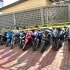 Puluhan sepeda motor hasil penertiban balap liar diamankan Polresta Banda Aceh. Sebanyak 33 kendaraan menggunakan knalpot brong dan melanggar aturan lalu lintas selama bulan Ramadan.(23/2/2026).
