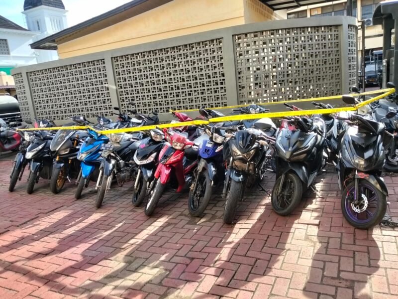 Puluhan sepeda motor hasil penertiban balap liar diamankan Polresta Banda Aceh. Sebanyak 33 kendaraan menggunakan knalpot brong dan melanggar aturan lalu lintas selama bulan Ramadan.(23/2/2026).