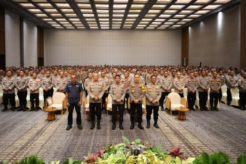 Kapolda Aceh Irjen Pol. Drs. Marzuki Ali Basyah, M. M., saat menyampaikan sambutan dalam pembukaan Rapat Pimpinan (Rapim) Polda Aceh Tahun 2026 di Hotel The Pade, Aceh Besar, Selasa (24/2/2026).