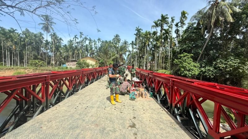 Prajurit Satgas Gulbencal Yonzipur 5/Arati Bhaya Wighina melakukan perakitan akhir struktur jembatan modular di Desa Kubu, Kecamatan Sawang, Aceh Utara, Senin (23/2/2026).