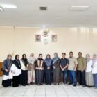 Mahasiswa Program Magister Sosiologi FISIP Universitas Teuku Umar (UTU) bersama dosen pengampu Dr. Arfriani Maifizar, M.Si., melakukan diskusi interaktif dengan Komisi IV DPRK Aceh Barat, Senin (23/2/2026).