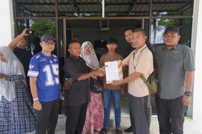 Proses mediasi antara keluarga korban dan pihak Korem 012/Teuku Umar terkait dugaan pemukulan oknum prajurit TNI di Aceh Barat berlangsung secara kekeluargaan dan berakhir damai.(23/2/2026).