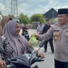Personel Polres Pidie Jaya dipimpin Wakapolres Kompol Iswahyudi membagikan 150 paket takjil kepada pengguna jalan di depan Masjid Islamic Center Gampong Raya, Kecamatan Trienggadeng, Selasa (24/2/2026) sore.