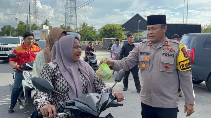 Personel Polres Pidie Jaya dipimpin Wakapolres Kompol Iswahyudi membagikan 150 paket takjil kepada pengguna jalan di depan Masjid Islamic Center Gampong Raya, Kecamatan Trienggadeng, Selasa (24/2/2026) sore.