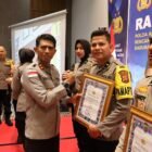 Kapolres Pidie Jaya AKBP Ahmad Faisal Pasaribu menerima penghargaan dari Kapolda Aceh Irjen Pol. Marzuki Ali Basyah pada kegiatan Rapim Polda Aceh di Hotel The Pade, Aceh Besar, atas prestasi kinerja media dan pelayanan SPKT.(24/2/2026)