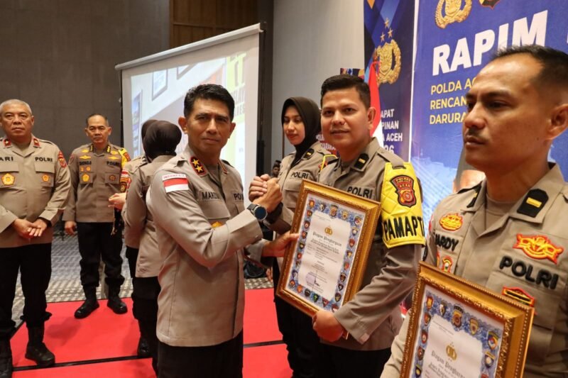 Kapolres Pidie Jaya AKBP Ahmad Faisal Pasaribu menerima penghargaan dari Kapolda Aceh Irjen Pol. Marzuki Ali Basyah pada kegiatan Rapim Polda Aceh di Hotel The Pade, Aceh Besar, atas prestasi kinerja media dan pelayanan SPKT.(24/2/2026)