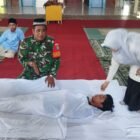 Babinsa Koramil 03/Lhoknga Serda Hazami memberikan materi dan praktik tajhizul jenazah kepada siswa SMA Fajar Hidayah di Blang Bintang, Aceh Besar, sebagai upaya pembinaan karakter religius generasi muda.(25/2/2026).