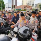Kapolri Jenderal Pol. Listyo Sigit Prabowo bersama pejabat utama Polri dan insan pers membagikan takjil kepada masyarakat serta melaksanakan buka puasa bersama di Mabes Polri, Jakarta, sebagai upaya memperkuat sinergi Polri dan media.(25/2/2026).