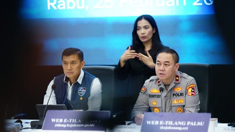 Petugas Direktorat Tindak Pidana Siber Bareskrim Polri menunjukkan barang bukti pengungkapan kasus sindikat phishing e-tilang palsu yang dikendalikan jaringan luar negeri.(25/2/2026).