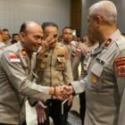 Wakapolda Aceh Brigjen Pol. Ari Wahyu Widodo menutup Rapat Pimpinan (Rapim) Polda Aceh Tahun 2026 di Aceh Besar, didampingi pejabat utama serta diikuti para Kapolres jajaran, Rabu (25/2/2026).