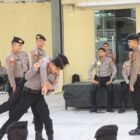Kapolda Aceh Marzuki Ali Basyah memperagakan teknik bela diri Polri di hadapan ratusan personel Ditsamapta saat memberikan arahan peningkatan profesionalisme dan kesiapsiagaan tugas di Meuligoe Polda Aceh, Kamis (26/2/2026).