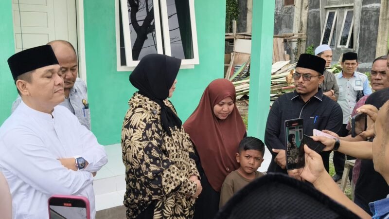 Wali Kota Banda Aceh Illiza Sa’aduddin Djamal menyerahkan kunci rumah layak huni kepada mustahik zakat di Kecamatan Syiah Kuala, Rabu (26/2/2026). Program bantuan rumah dari Baitul Mal Banda Aceh ini bertujuan membantu masyarakat kurang mampu mendapatkan hunian yang aman dan nyaman.