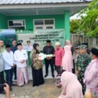 Kebahagiaan terpancar dari wajah warga saat sebuah rumah bantuan bagi keluarga fakir miskin resmi diserahkan di Desa Alue Naga, Kecamatan Krueng Raya, Kabupaten Aceh Besar.(26/2/2026).