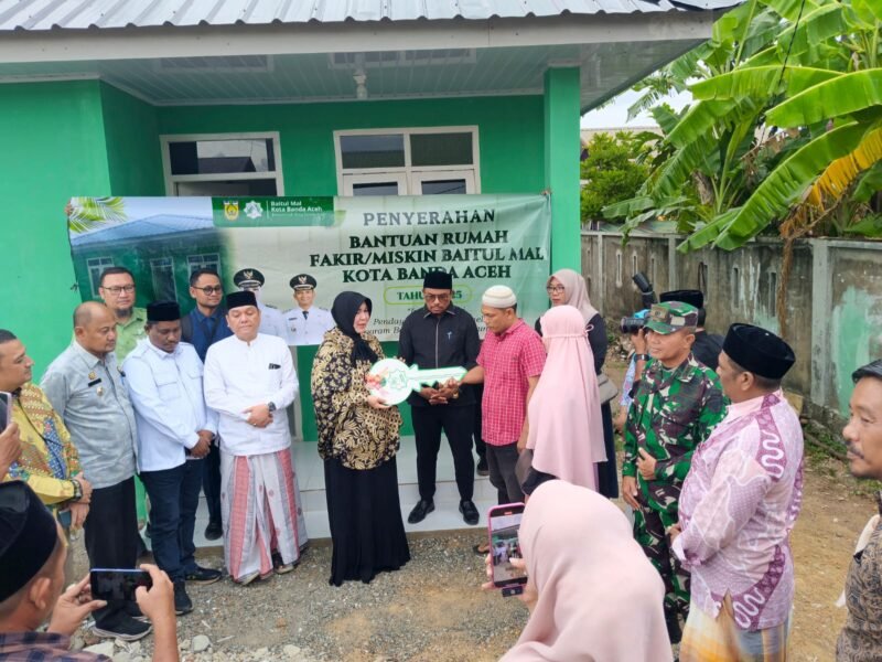 Kebahagiaan terpancar dari wajah warga saat sebuah rumah bantuan bagi keluarga fakir miskin resmi diserahkan di Desa Alue Naga, Kecamatan Krueng Raya, Kabupaten Aceh Besar.(26/2/2026).