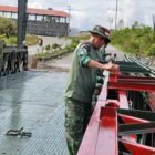 Personel TNI dari Satgas Gulbencal Kodam Iskandar Muda melakukan pengecatan tahap akhir Jembatan Bailey di Desa Karang Rejo, Kecamatan Bukit, Kabupaten Bener Meriah, sebagai proses finishing sebelum jembatan difungsikan untuk memulihkan akses transportasi masyarakat.(25/2/2026).